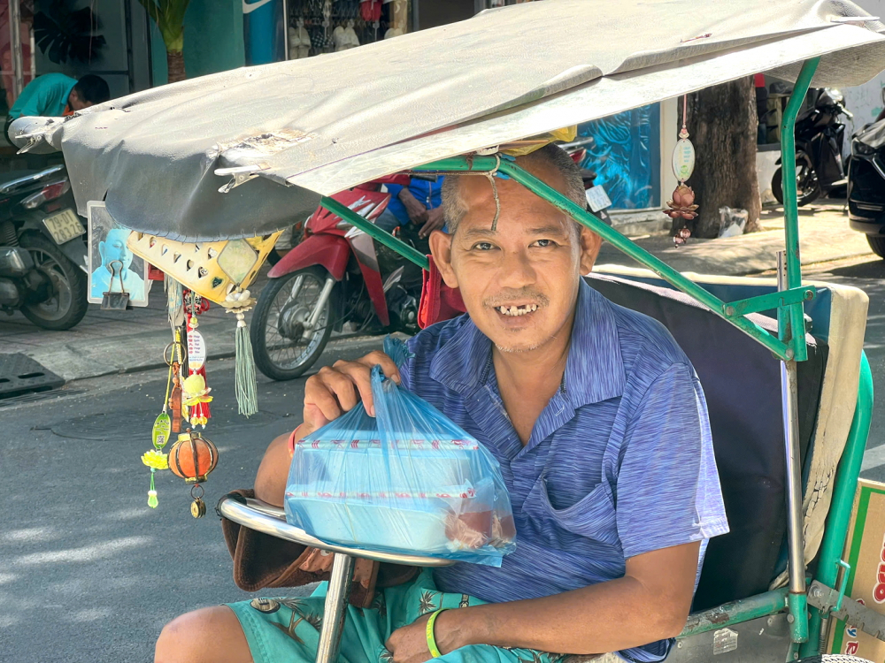 Người nhận luôn cảm thấy ấm lòng bởi tình người nơi bếp ăn từ thiện