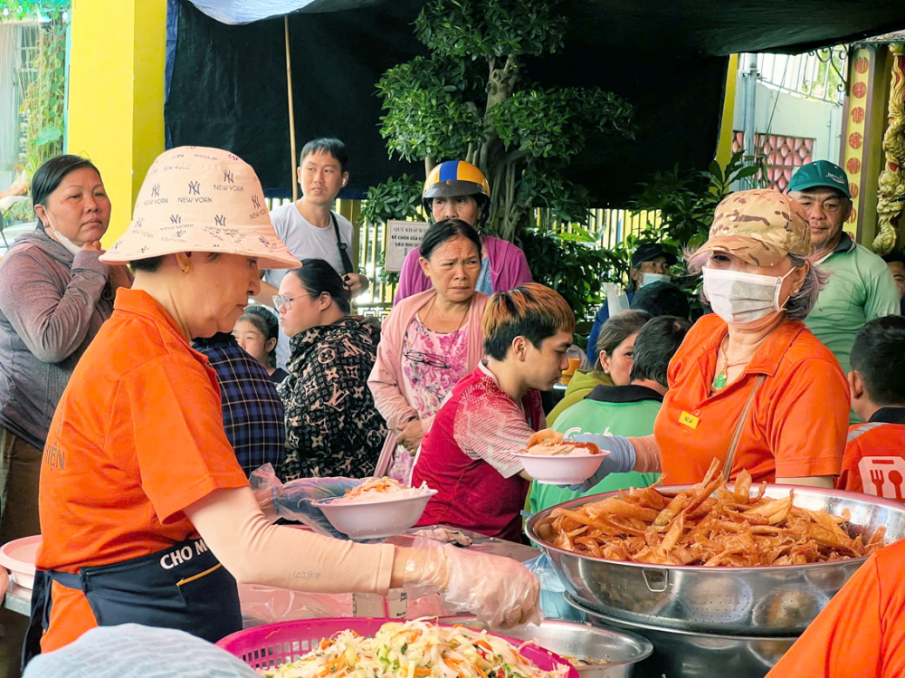 Khung cảnh nhộn nhịp của bếp ăn vào mỗi buổi sáng ngày rằm, mồng Một