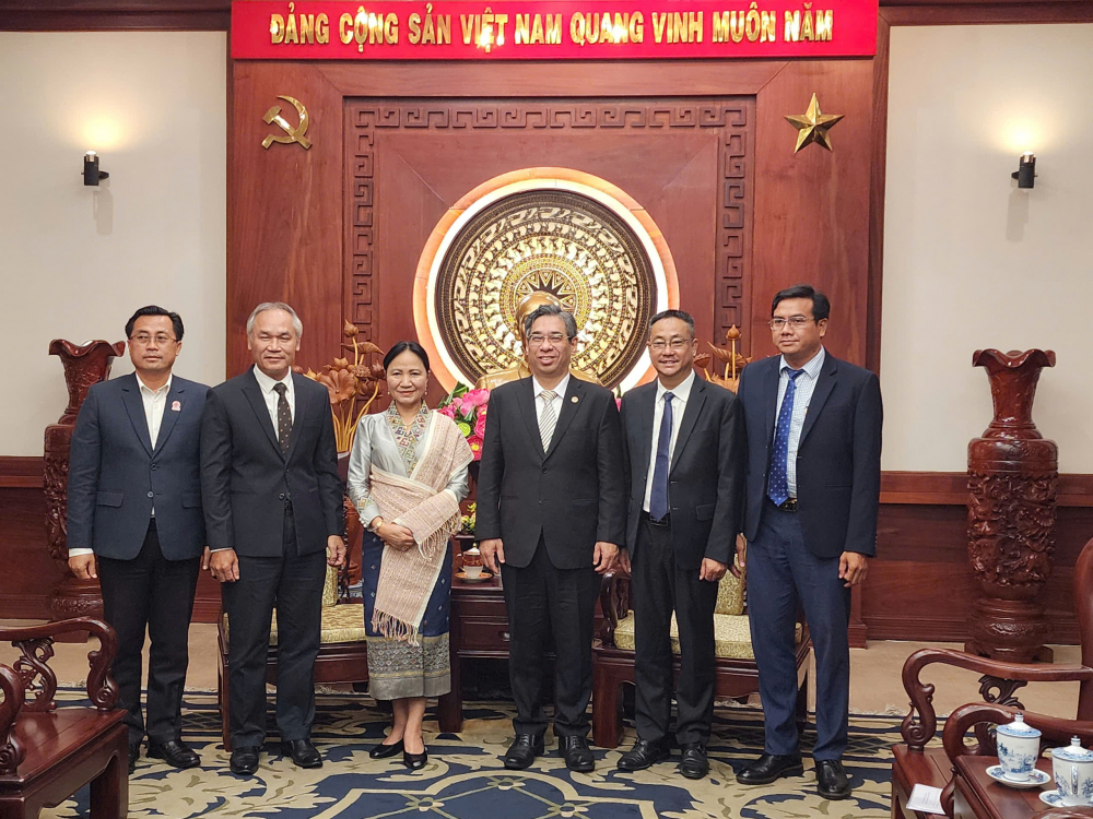 Lãnh đạo TPHCM chụp ảnh lưu niệm cùng đoàn đại biểu Lào