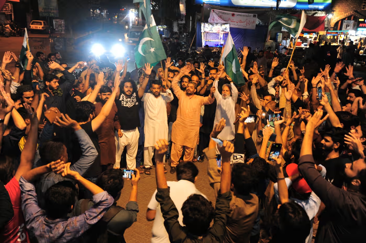 Biểu tình ở Hyderabad, Ấn Độ sau khi Ấn Độ phóng tên lửa tấn công Pakistan - Ảnh: Nadeem Khawer/EPA