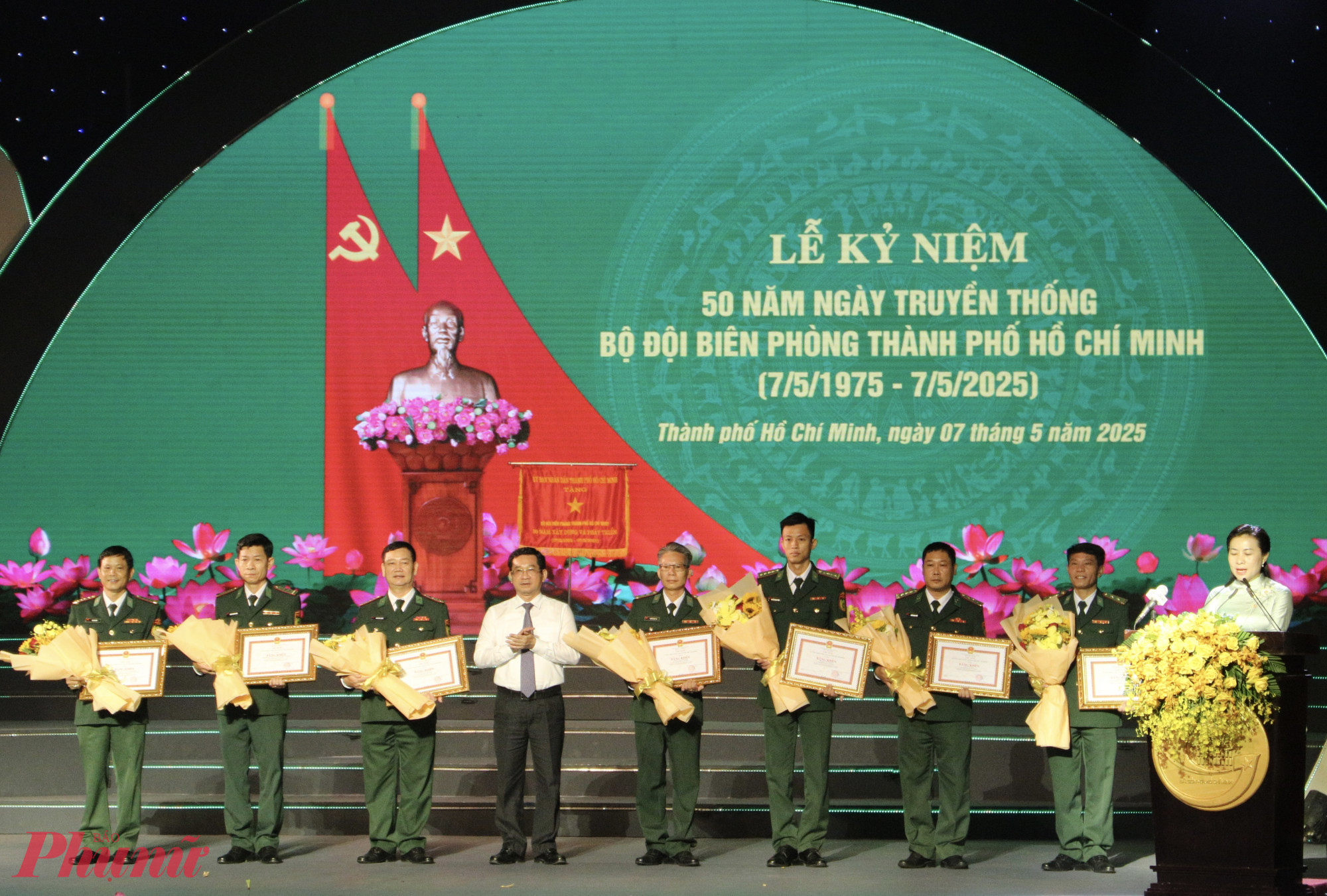 Bộ đội Biên phòng TPHCM: Giữ vững “lá chắn thép” nơi biên giới biển trong giai đoạn mới Phó Chủ tịch UBND TPHCM Dương Ngọc Hải trao bằng khen cho các tập thể được khen thưởng trong lễ kỷ niệm 50 năm Ngày truyền thống Bộ đội Biên phòng TPHCM - Ảnh: Thanh Tâm