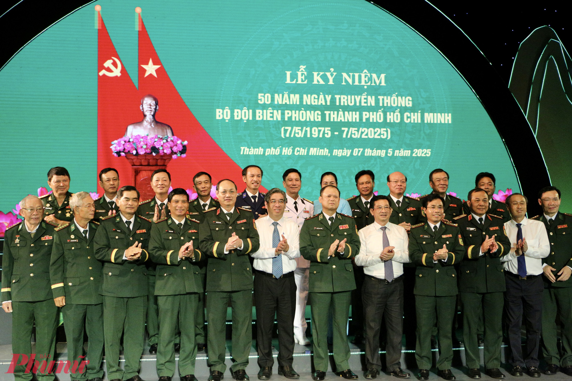 Bộ đội Biên phòng TPHCM: Giữ vững “lá chắn thép” nơi biên giới biển trong giai đoạn mới Các đại biểu, lãnh đạo TPHCM chụp hình tại lễ kỷ niệm 50 năm ngày truyền thống Bộ đội Biên phòng TPHCM - Ảnh: Thanh Tâm