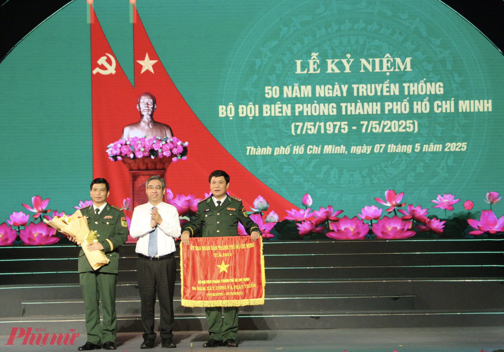Bộ đội Biên phòng TPHCM: Giữ vững “lá chắn thép” nơi biên giới biển trong giai đoạn mới Phó bí thư Thành ủy, Chủ tịch Ủy ban Mặt trận Tổ quốc Việt Nam TPHCM Nguyễn Phước Lộc trao cờ truyền thống do UBND TPHCM tặng Bộ đội Biên phòng TPHCM 50 năm xây dựng và phát triển - Ảnh: Thanh Tâm