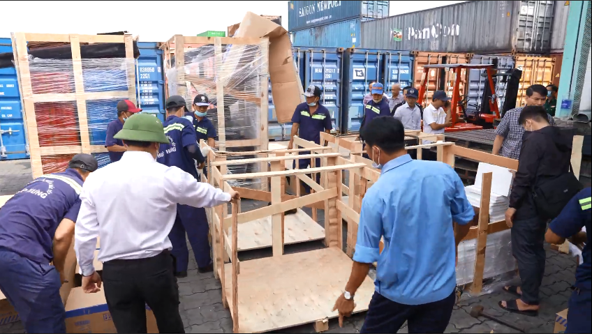 Kiểm tra thùng hàng có chứa thuốc lá lậu. Ảnh: HQ