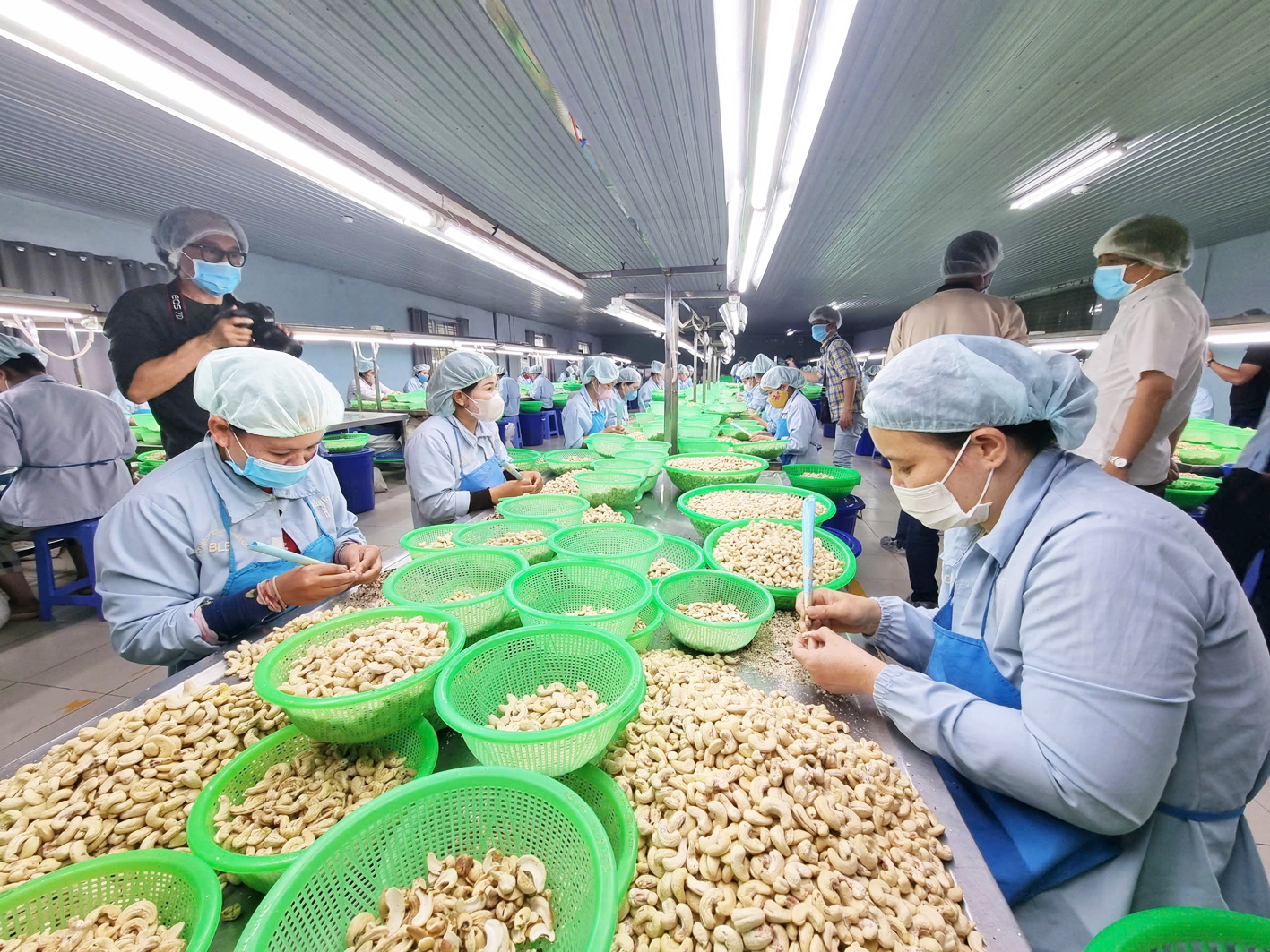 Doanh nghiệp gấp rút hoàn thành đơn hàng xuất khẩu sang Mỹ Công nhân Tập đoàn Long Sơn tăng ca để kịp giao hàng cho đối tác Mỹ đúng tiến độ - ẢNH: MAI CA
