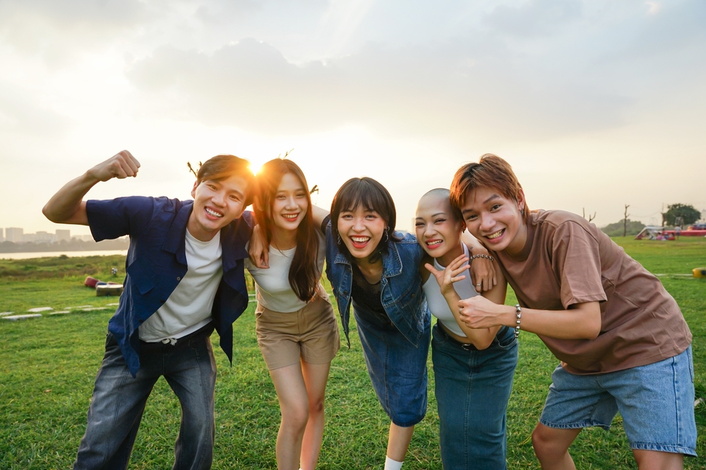 Đằng sau những tiếng cười cợt nhả, chúng ta được gì? (ảnh minh họa: Shutterstock)