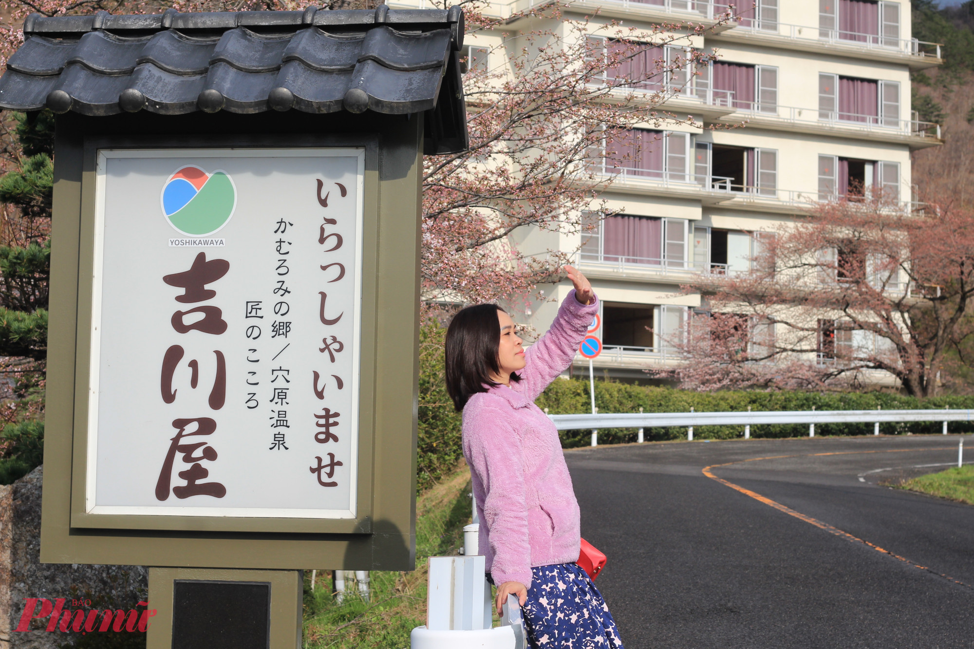 Gợi ý lịch trình khám phá Fukushima 5 ngày mùa hoa anh đào Lữ quán Takumi no Kokoro Yoshikawaya với những ô cửa sổ có thể “chạm” những nhành hoa anh đào