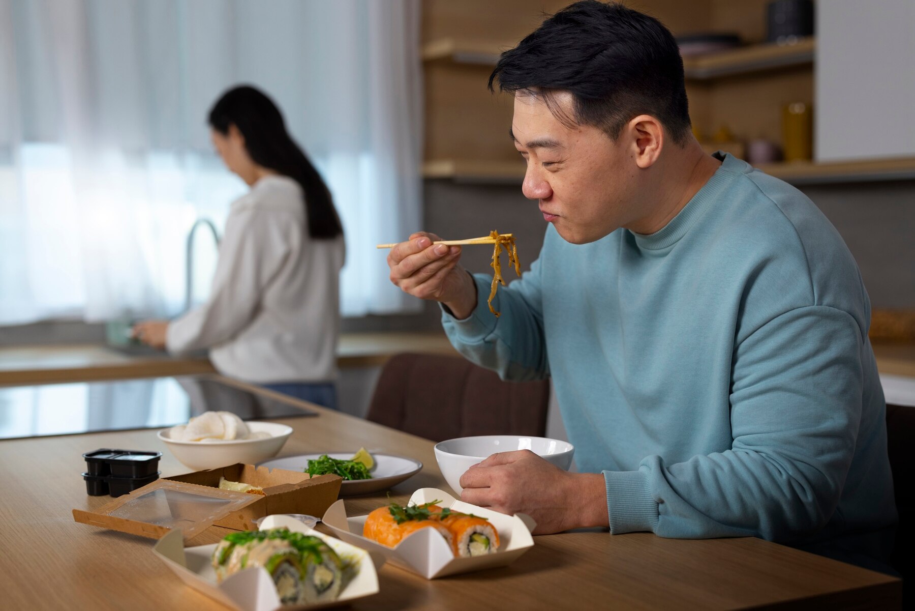 Ngay cả trong bữa cơm, hai vợ chồng cũng khó mà chung mâm một cách vui vẻ (ảnh Freepik)