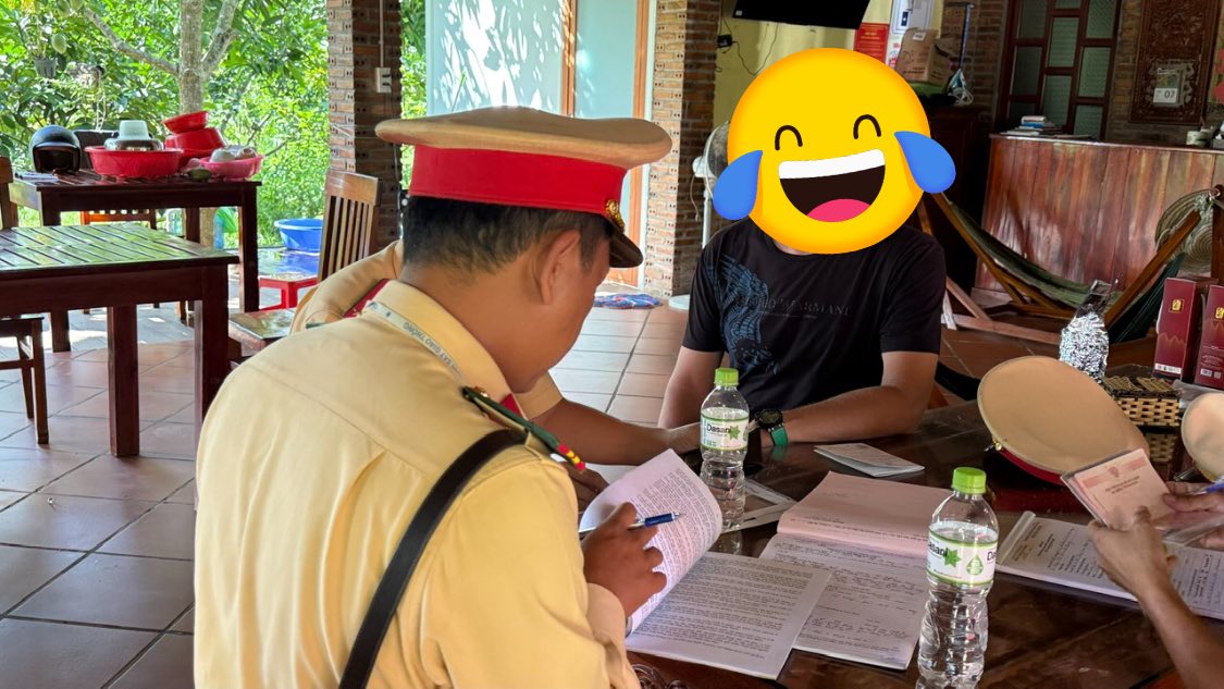 Cảnh sát giao thông Kiên Giang làm việc với nam du khách không đội nón bảo hiểm, thả hai tay ở Phú Quốc - Ảnh CACC