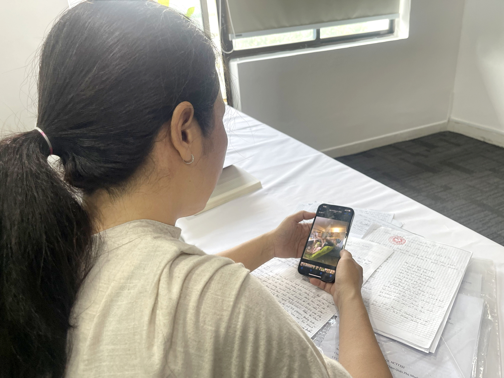 Mùa thi đã đến, con vẫn bặt tăm Trao đổi với phóng viên Báo Phụ nữ TPHCM, chị D.T. không cầm được nước mắt khi xem lại những clip có hình ảnh con gái nhỏ - ẢNH: TDH