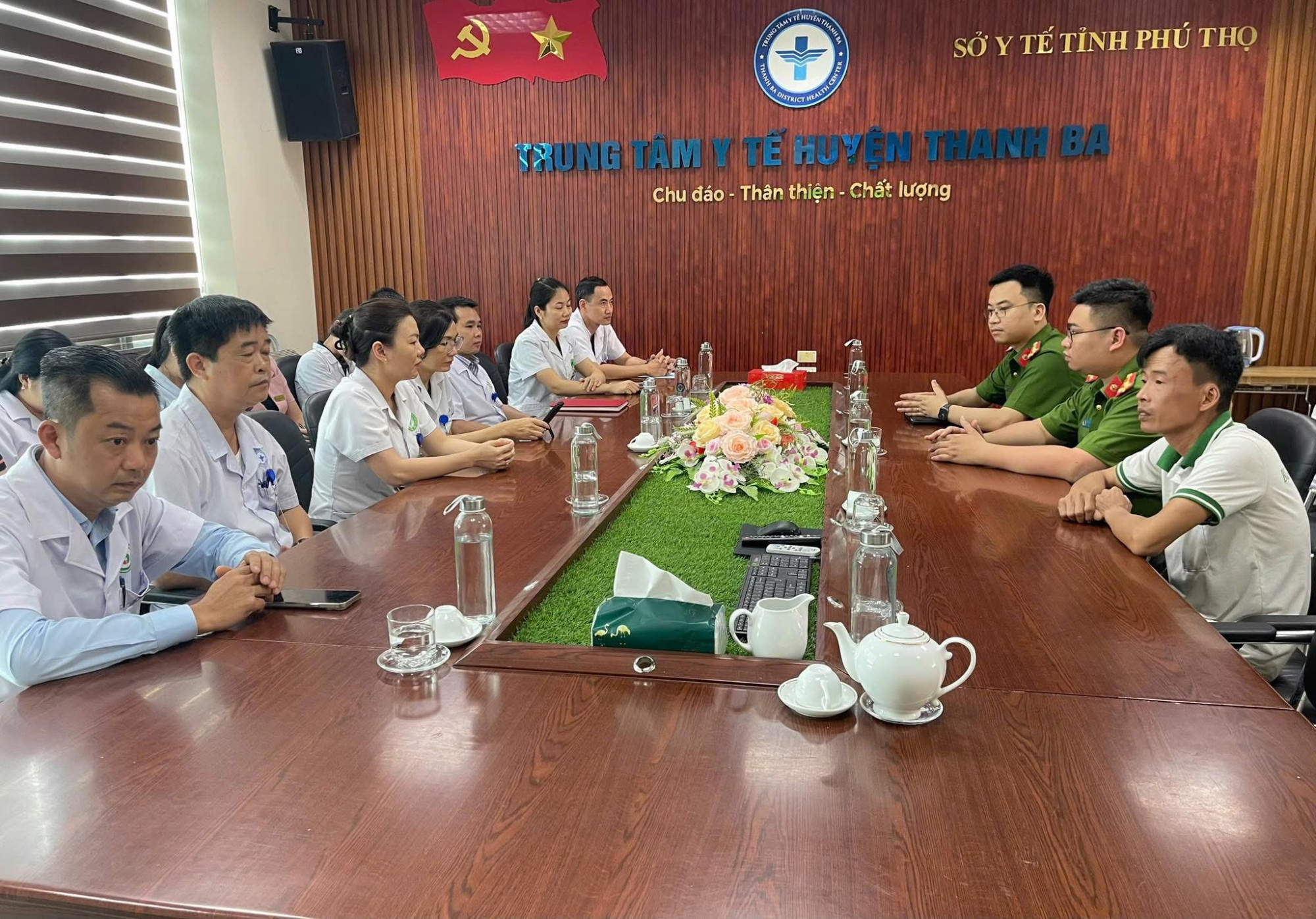Ông Khuất Văn Sinh (phải ảnh) đã nhận thức được vi phạm của bản thân, xin lỗi công khai các y, bác sỹ, nhân viên y tế tham gia cấp cứu con trai mình. Ảnh: Công an cung cấp.