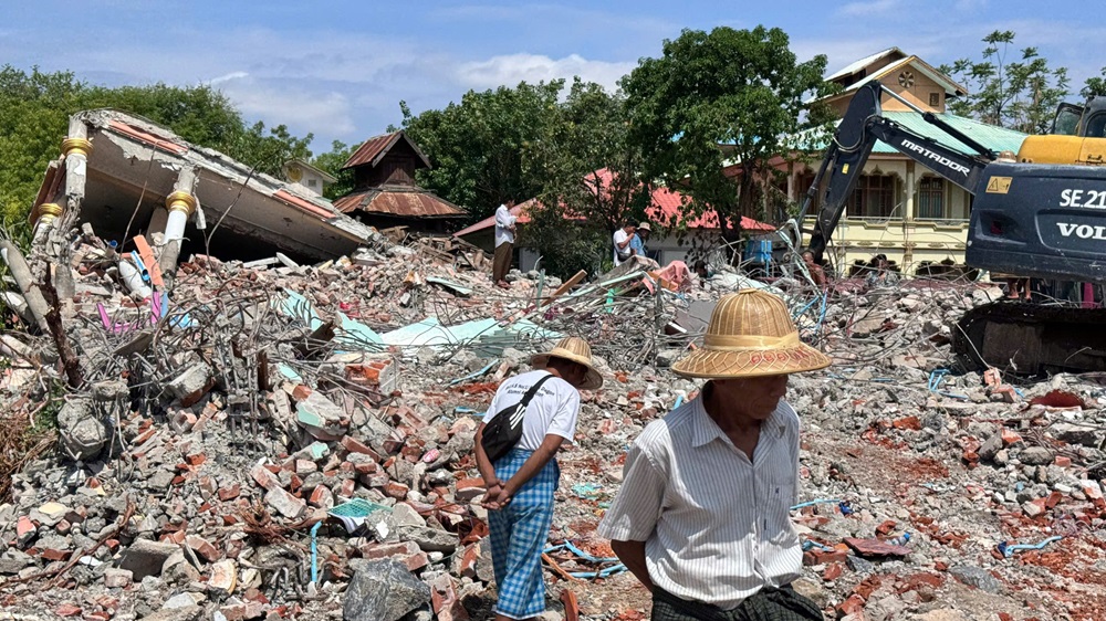 Một ngôi chùa bị sập, chôn vùi nhiều vật dụng - Ảnh: Quỹ Khởi Sự Từ Tâm