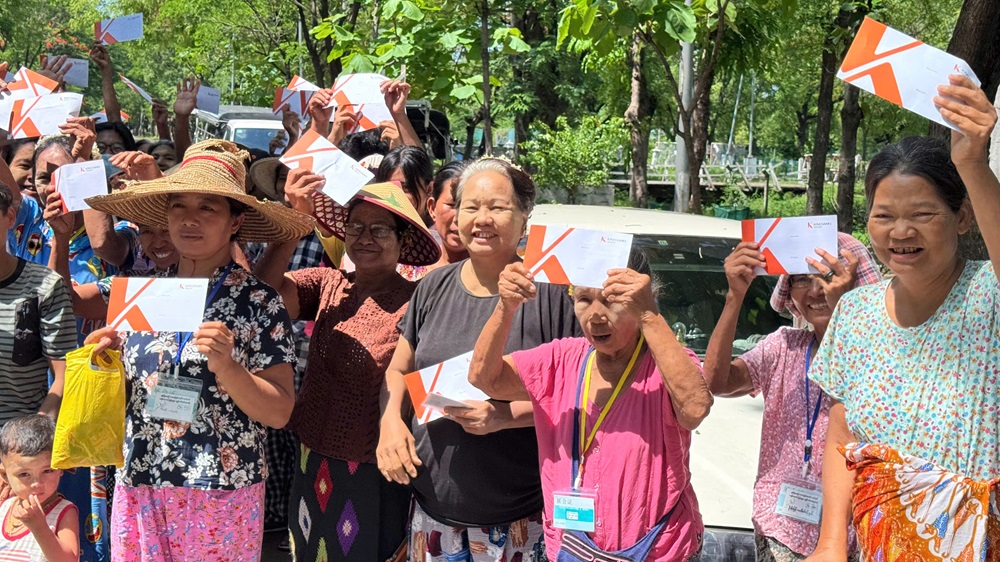 Người dân hoan hỷ nhận hỗ trợ từ Quỹ Khởi Sự Từ Tâm - Ảnh: Quỹ Khởi Sự Từ Tâm