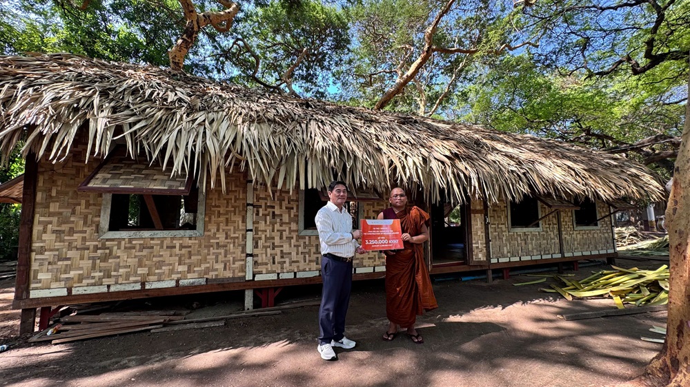 Ông Nguyễn Thuận - Phó Chủ tịch Tập đoàn Kim Oanh trao tài trợ xây dựng nhà tre cho chùa tại Myanmar - Ảnh: Quỹ Khởi Sự Từ Tâm