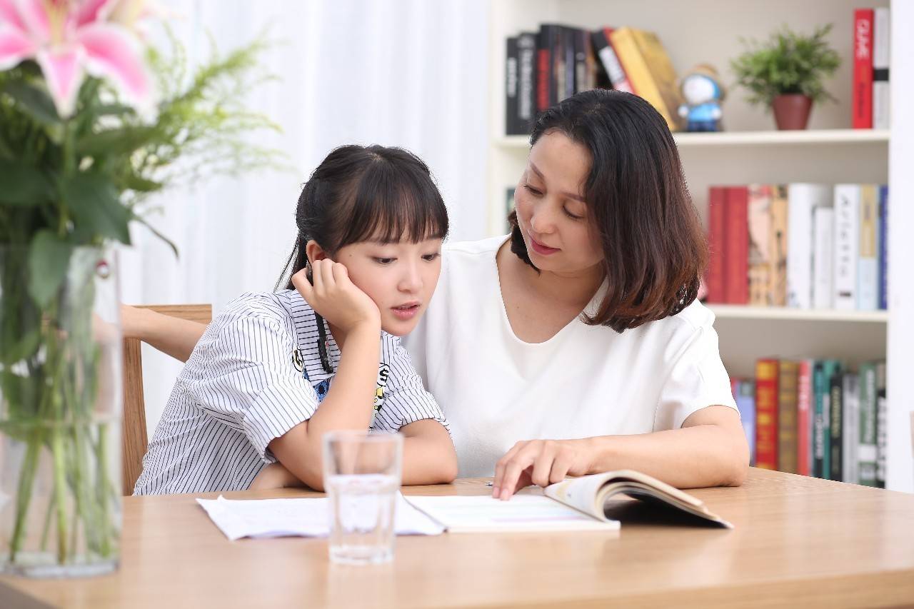Mẹ luôn dạy con gái sống thực dụng Người mẹ có vai trò rất quan trọng trong việc giáo dục nhân cách cho con (Ảnh minh họa)