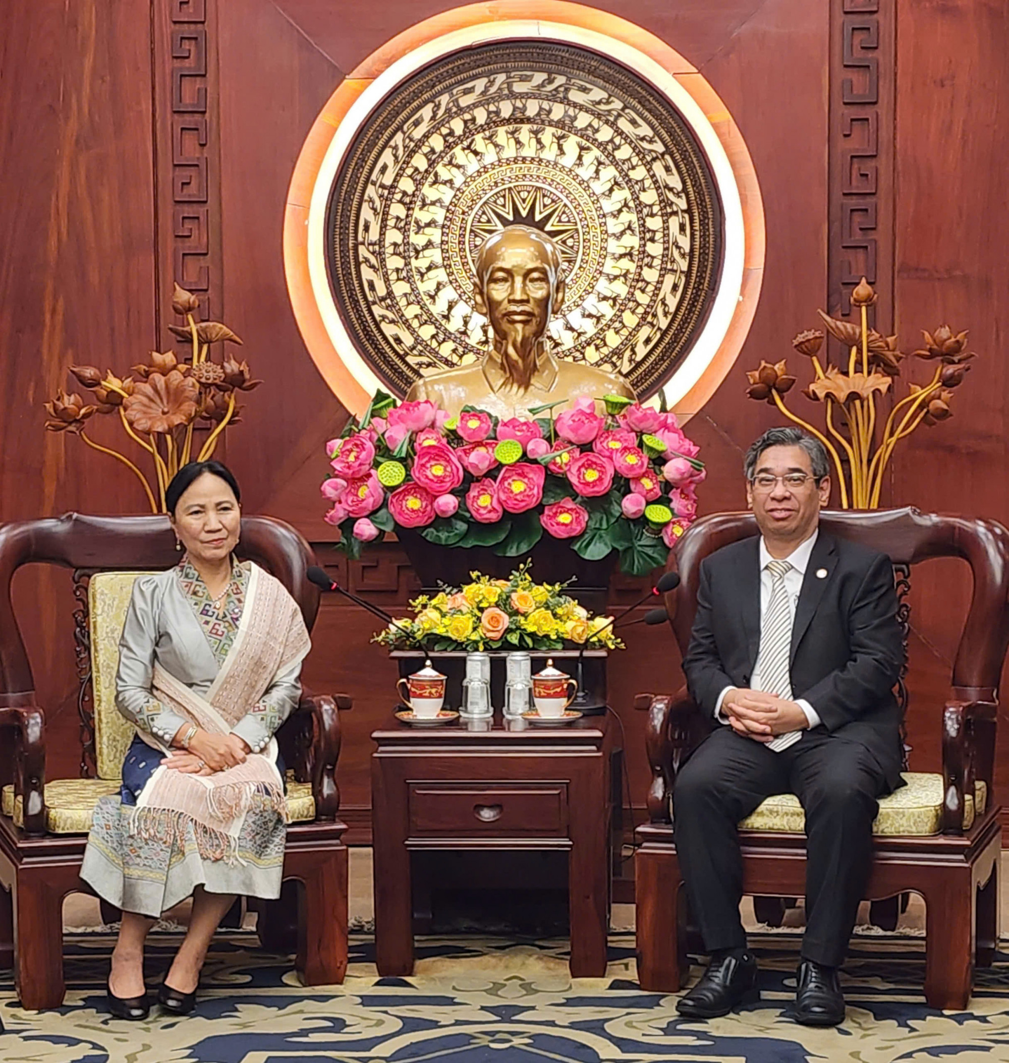 Phó Bí thư Thành ủy, Chủ tịch Ủy ban Mặt trận Tổ quốc Việt Nam TPHCM Nguyễn Phước Lộc chào mừng bà Inlavanh Keobounphanh đến thăm TPHCM