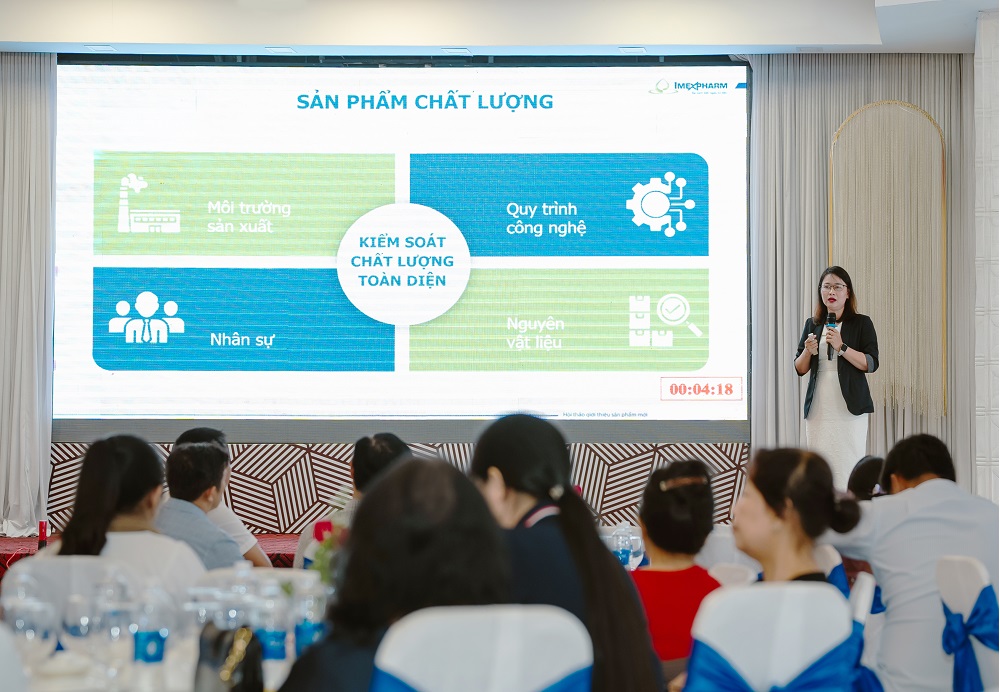 Bà Lâm Thị Ngọc Dung - Phó trưởng Phòng Marketing của Imexpharm, chia sẻ về viên nén phân tán trong miệng của Imexpharm tại hội thảo ở Tiền Giang - Ảnh: Imexpharm