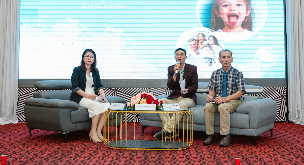PGS.TS.DS. Nguyễn Tuấn Dũng (phải) - nguyên Trưởng bộ môn Dược lâm sàng Đại học Y Dược TPHCM, DS.CKI. Huỳnh Ngọc Dương (giữa) - Hội Dược học Việt Nam và DS. Lâm Thị Ngọc Dung - Phó trưởng Phòng Marketing của Imexpharm tại hội thảo về ODT tại Mỹ Tho - Ảnh: Imexpharm