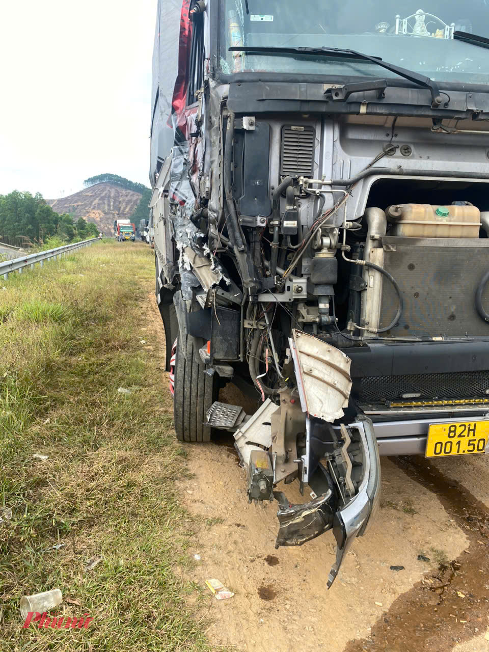 Đầu xe ô tô tải biển số 82H - 009.73 di chuyển theo hướng Huế - Đà Nẵng