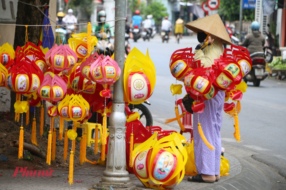 Năm năm ngoài các loại lồng đèn truyền thống Huế như lồng đèn hình ú, cánh sen hồng, lồng đèn ngôi sao có trang trí hình đức Phật nay cò nhiều loại lồng đèn được làm bằng chất liệu nhựa khá đẹp mắt