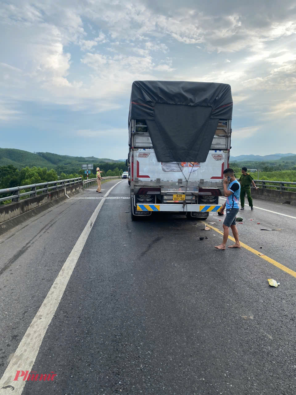 Lực lượng CSGT TP Huế kịp thời có mặt tại hiện trường để phân luồng giao thông trên tuyến