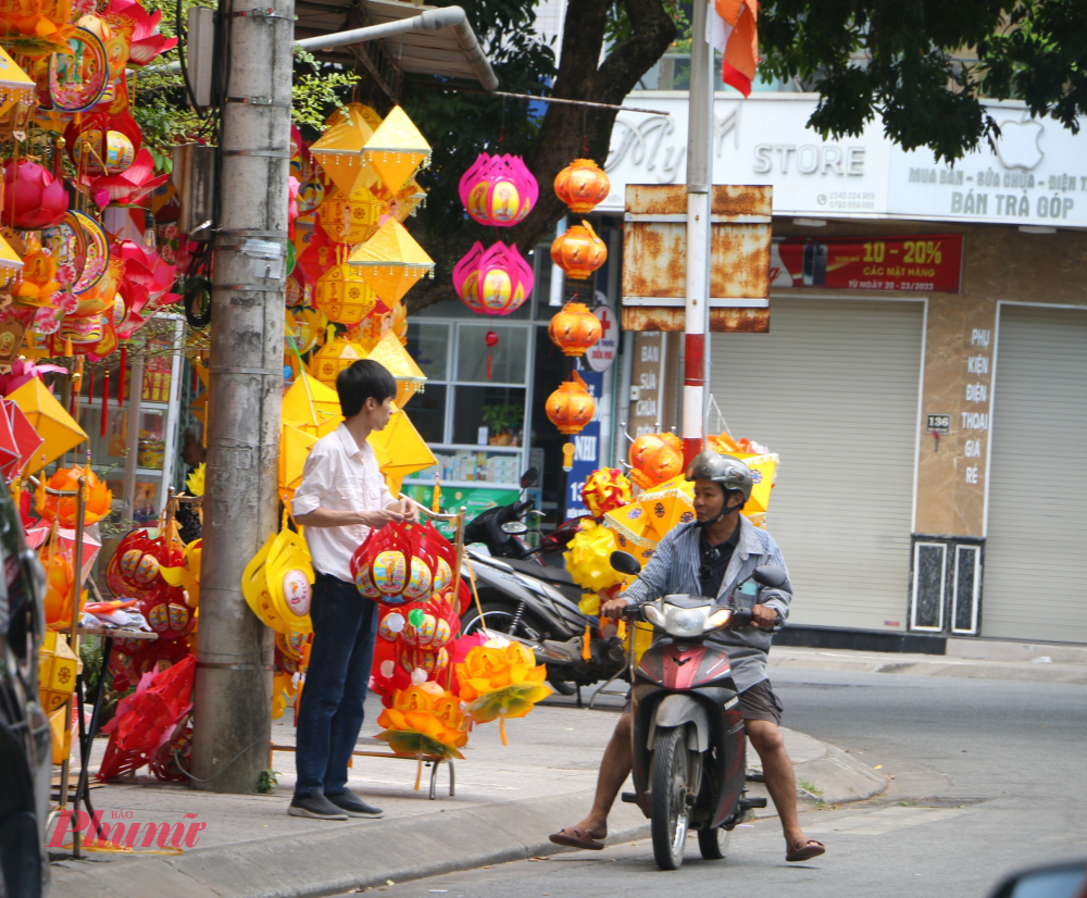 Những ngày này cố đô Huế đèn lồng, băng rôn chào mừng và cờ Phật giáo được treo xen kẽ với cờ Tổ quốc khiến không khí đón mừng đại lễ của người dân xứ Huế rộn ràng hơn bao giờ hết