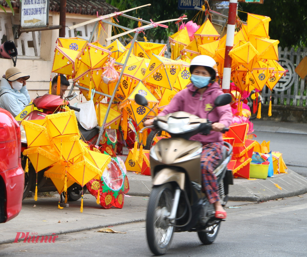 Lồng đèn mẫu mã đa dạng giúp khách hàng khi đến đây có nhiều sự lựa chọn cho mình một cặp lồng đèn ưa thích phù hợp với khuôn viên gia đình mình 
