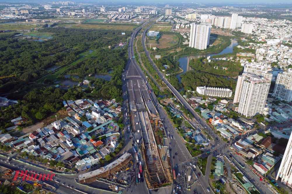 Công trình có 10 gói thầu xây lắp chính, cùng các gói thầu tư vấn thiết kế, giám sát, bảo hiểm, rà phá bom mìn, vật nổ… Trong đó, 4 gói thầu xây lắp gồm xây dựng hầm chui HC1-01, hầm chui HC1-02, cầu Bà Dạt, cầu Giồng Ông Tố được thi sớm nhất - Ảnh: Vũ Quyền