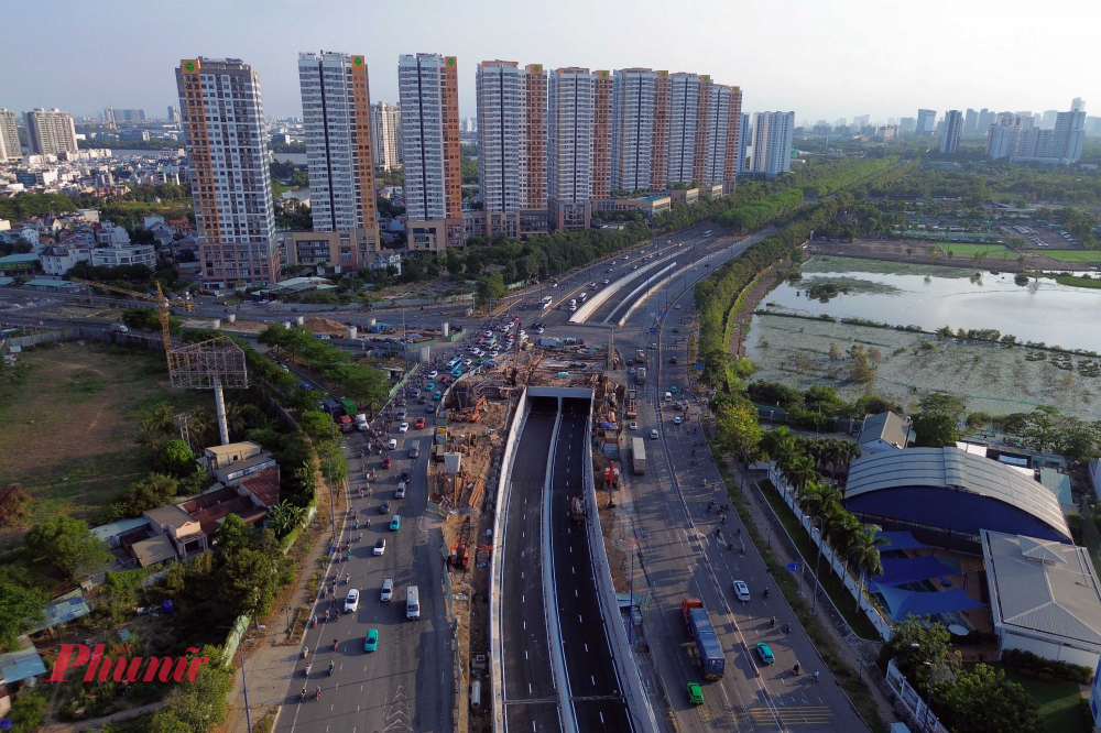 Hầm chui HC1-01 có chiều dài 480m, gồm 4 làn xe, với chi phí đầu tư khoảng 341 tỉ đồng. Đây là hầm chui 2 chiều, kết nối cao tốc TPHCM - Long Thành - Dầu Giây với đường Mai Chí Thọ (phía hầm vượt sông Sài Gòn) - Ảnh: Vũ Quyền