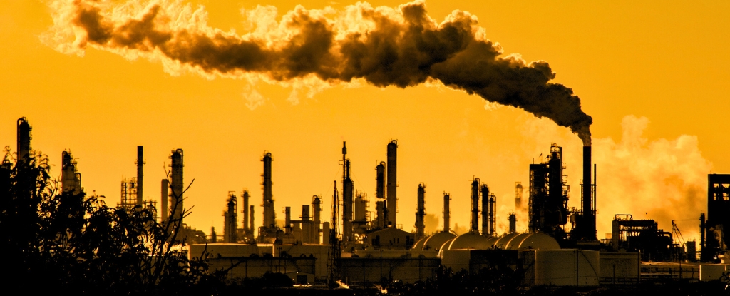 Nhà máy lọc dầu thải khí carbon ô nhiễm ở thành phố Corpus Christi, bang Texas, Mỹ - Ảnh: Roschetzky/IStock