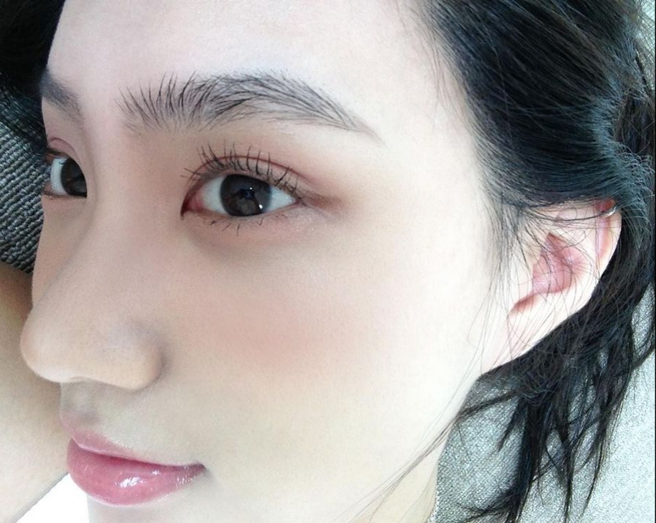 Để dưỡng mi dài và dày tự nhiên, bạn chỉ cần dùng cây mascara cũ đã rửa sạch hoặc tăm bông nhúng vào dầu dừa rồi chuốt nhẹ từ chân mi đến ngọn mi vào mỗi buổi tối trước khi đi ngủ, thói quen nhỏ này sẽ giúp hàng mi trở nên dày hơn dài hơn và hạn chế gãy rụng đáng kể. Sau một thời gian sử dụng bạn sẽ nhận thấy hàng mi của mình cong vút tự nhiên mà không cần dùng đến mascara hay nối mi. Cách này không chỉ giúp bảo vệ mi khỏi gãy rụng mà còn giúp kích thích sự phát triển của mi, mang lại làn mi quyến rũ và long lanh hơn trông thấy.  