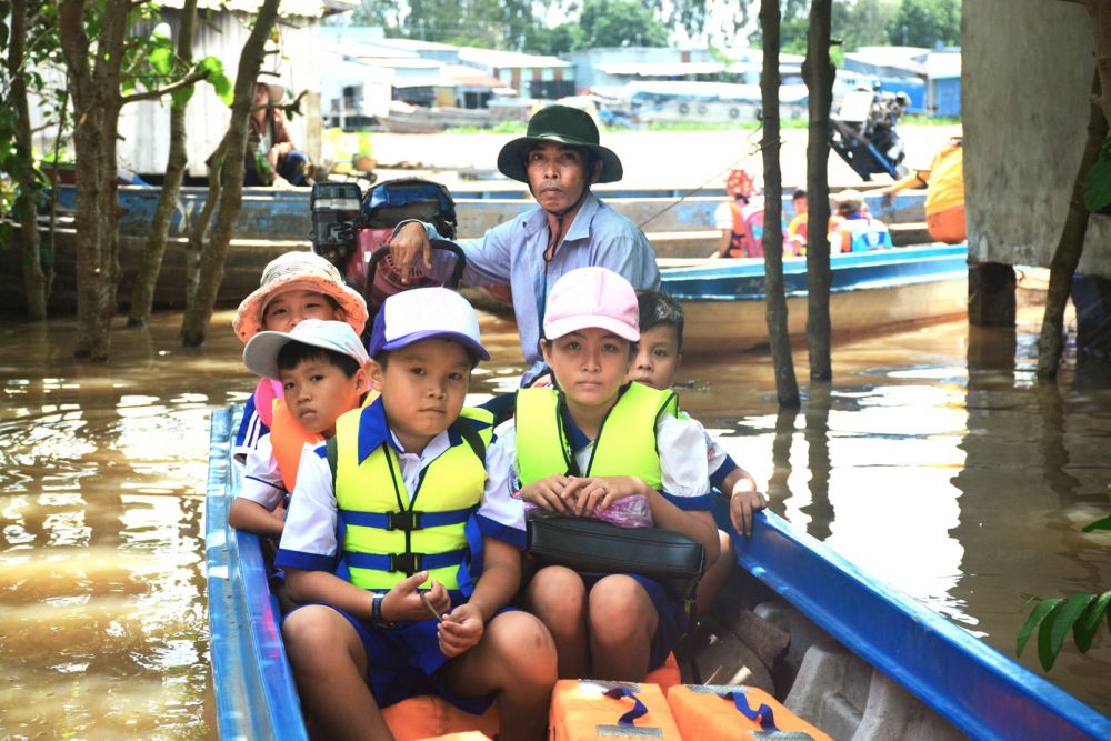 Đồng bằng sông Cửu Long thoát cảnh “vùng trũng giáo dục” nhờ khuyến học hiệu quả Học sinh ở một số vùng của tỉnh An Giang phải đến trường bằng vỏ lãi. Mặc dù điều kiện tự nhiên không thuận lợi cho việc học nhưng tình trạng bỏ học giữa chừng đã giảm đáng kể nhờ công tác khuyến học được chú trọng