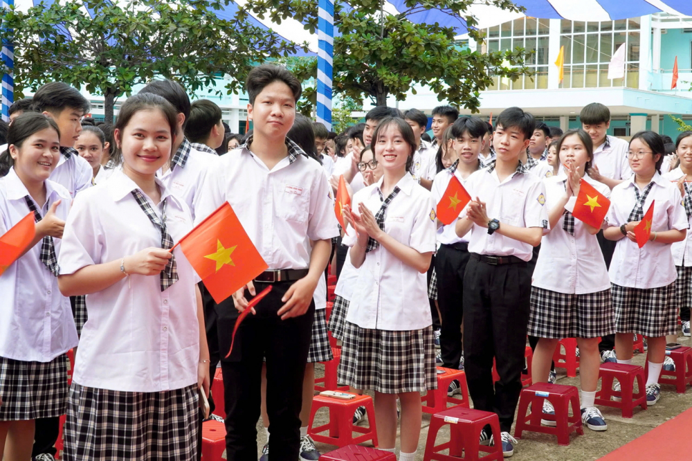 Đồng bằng sông Cửu Long thoát cảnh “vùng trũng giáo dục” nhờ khuyến học hiệu quả Học sinh Trường THPT Phạm Hùng, huyện Long Hồ, tỉnh Vĩnh Long được học trong ngôi trường khang trang, hiện đại