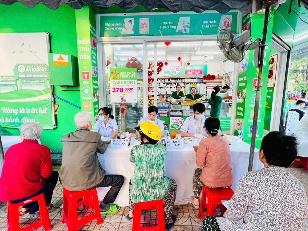 An Khang đang tạo nên những nhịp cầu nối liền người dân với kiến thức y tế và sự chăm sóc chuyên nghiệp, nơi dược sĩ cũng gần gũi với người dân như một người bạn tâm giao - Ảnh: Nhà thuốc An Khang