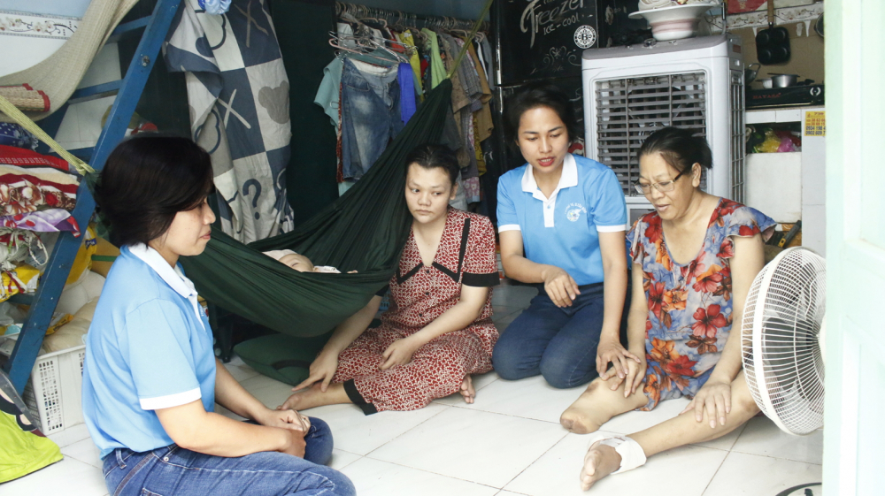 Mẹ “khá” giúp mẹ “khó” vượt qua nỗi cơ cực Các thành viên mô hình “Trái tim người mẹ” đến thăm hỏi, động viên gia đình em Nguyễn Gia Tường Vy