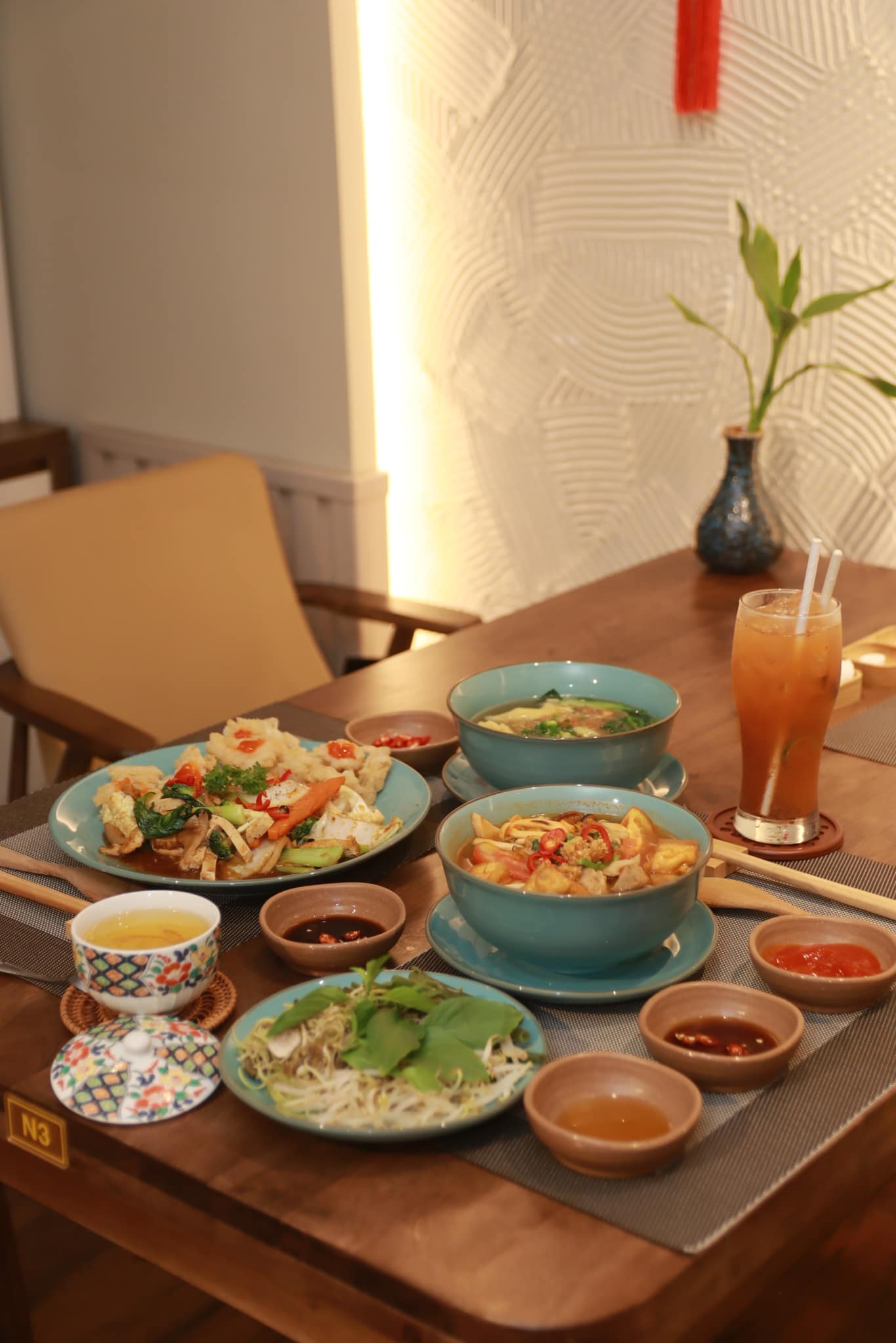 Giá trung bình từ 80.000 – 120.000đ/người, phù hợp cho cả bữa trưa công sở lẫn những dịp gặp gỡ nhẹ nhàng. Nhà hàng mở cửa từ 9:00 đến 21:30 hàng ngày. ShopeeFood +7 Viet Giao +7 tuongtac.tv +7