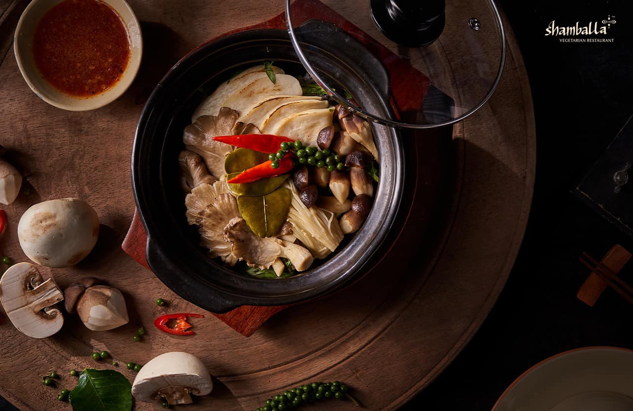 Nếu bạn tìm một nhà hàng chay đẹp ở Sài Gòn thì có thể ghé đến Shamballa Vegetarian Restaurant & Tea House để trải nghiệm thử nhé. (17-19 Trịnh Văn Cấn, St, Quận 1); Giờ mở cửa: 10h - 22h. Giá tham khảo: 200.000đ - 450.000đ/người