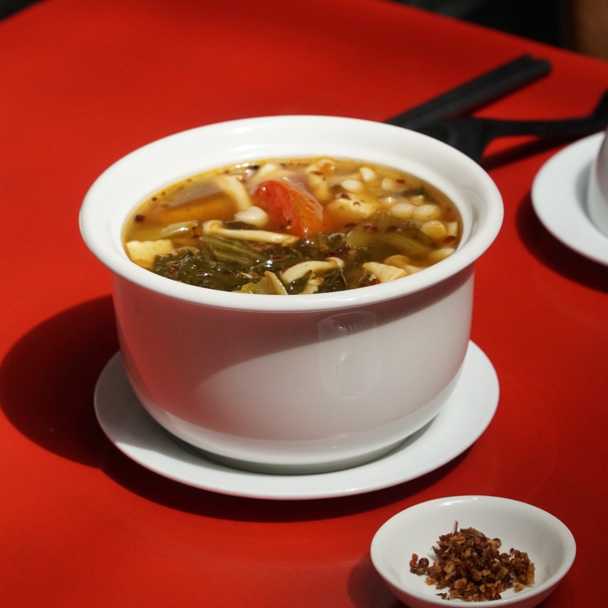 Thực đơn đa dạng, thiên về món Việt thuần chay như canh chua, bún huế chay, cơm chiên ngũ sắc