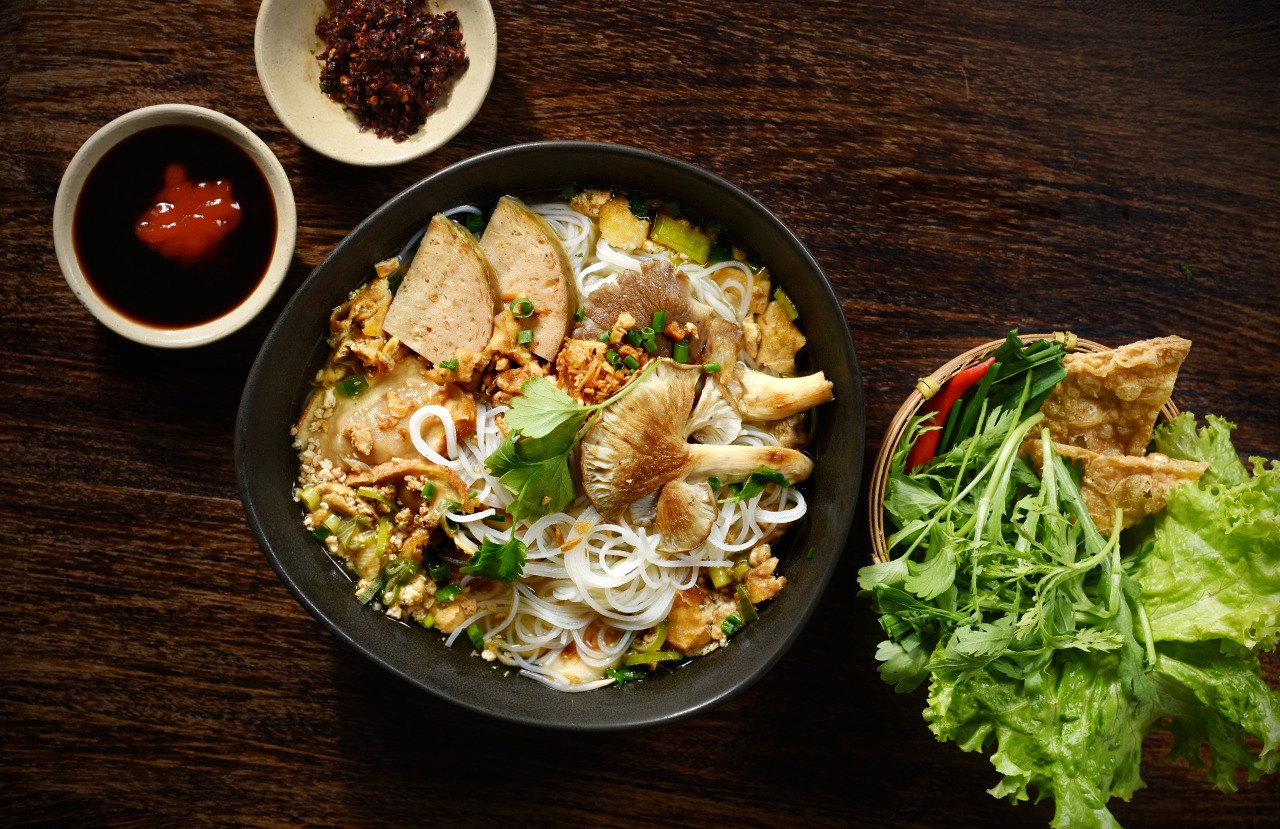  Về món ăn, Shamballa Vegetarian Restaurant & Tea House được nhiều thực khách yêu thích với món đậu hũ ba tầng, cuốn Shamballa, soup Shamballa, miến xào nồi đất, gỏi hoa chuối rong gai, lẩu nấm tứ vị...Nếu bạn tìm một nhà hàng chay đẹp ở Sài Gòn thì có thể ghé đến Shamballa Vegetarian Restaurant & Tea House để trải nghiệm thử nhé. (17-19 Trịnh Văn Cấn, St, Quận 1); Giờ mở cửa: 10h - 22h. Giá tham khảo: 200.000đ - 450.000đ/người