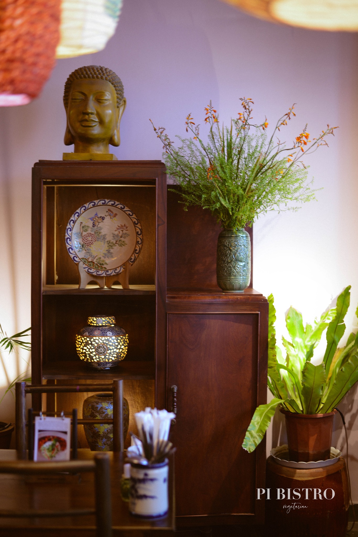 Nhà hàng nhỏ xinh nằm gần công viên Lê Văn Tám, Pi Bistro có phong cách bistro hiện đại, tối giản nhưng tinh tế.