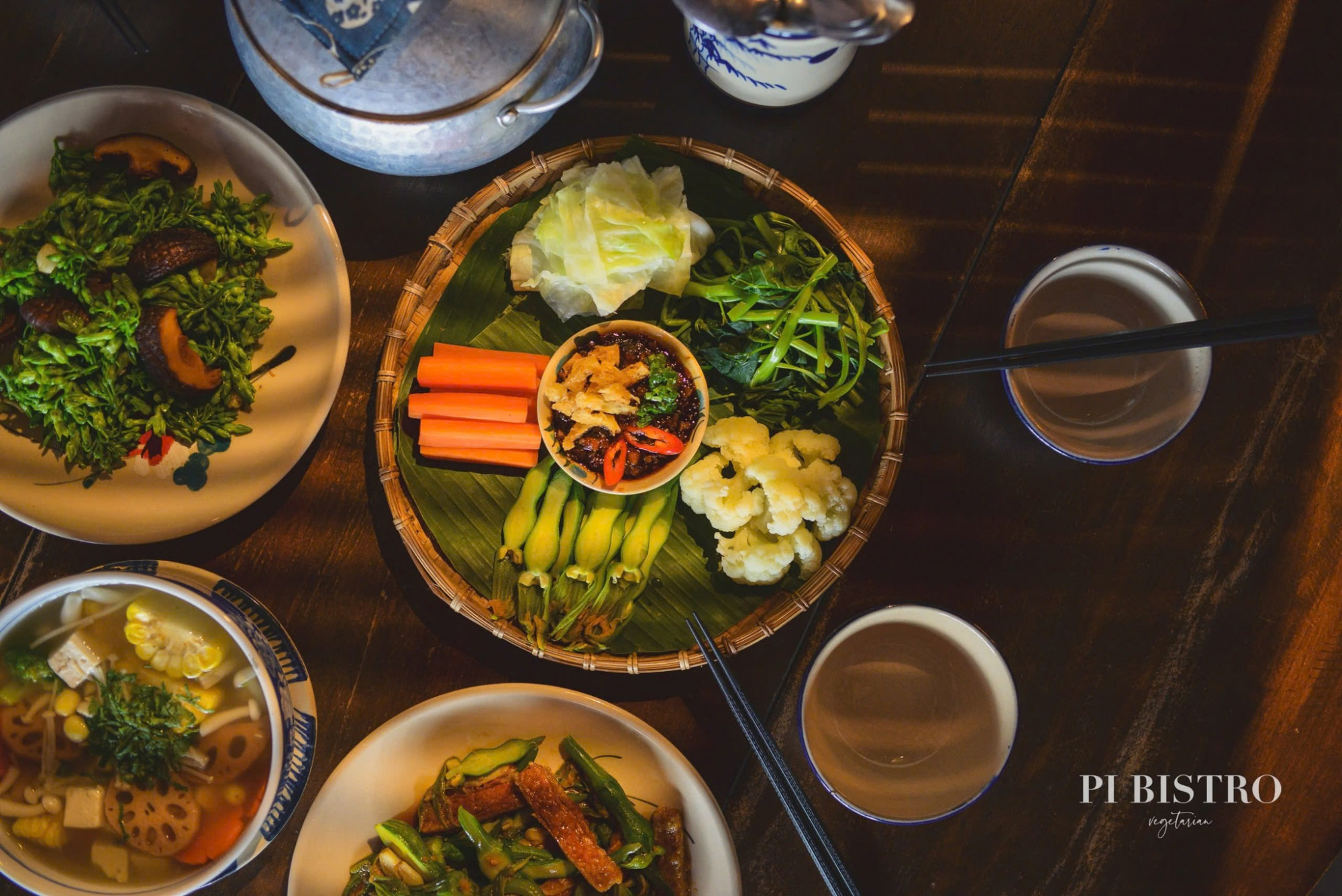 Menu sáng tạo với các món chay kiểu Âu – Á kết hợp như pizza chay, burger đậu lăng, salad củ dền nướng. Món đáng thử: mì Ý sốt nấm kem và bánh tart chay. 