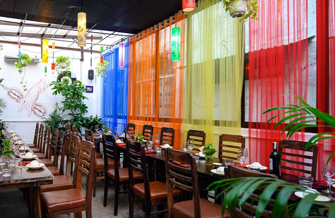 Shamballa Vegetarian Restaurant & Tea House là một trong những nhà hàng chay ngon được lấy cảm hứng từ Phật giáo Tây Tạng. Không gian nhà hàng được thiết kế và trang trí nhẹ nhàng, rộng rãi với phong cách gần gũi với thiên nhiên. Về món ăn, Shamballa Vegetarian Restaurant & Tea House được nhiều thực khách yêu thích với món đậu hũ ba tầng, cuốn Shamballa, soup Shamballa, miến xào nồi đất, gỏi hoa chuối rong gai, lẩu nấm tứ vị...Nếu bạn tìm một nhà hàng chay đẹp ở Sài Gòn thì có thể ghé đến Shamballa Vegetarian Restaurant & Tea House để trải nghiệm thử nhé. (17-19 Trịnh Văn Cấn, St, Quận 1); Giờ mở cửa: 10h - 22h. Giá tham khảo: 200.000đ - 450.000đ/người 