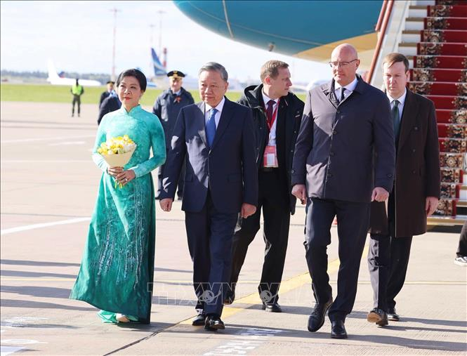 Tổng Bí thư Tô Lâm và Phu nhân đến thủ đô Moskva, bắt đầu chuyến thăm chính thức Liên bang Nga và dự Lễ kỷ niệm 80 năm Ngày Chiến thắng trong chiến tranh Vệ quốc vĩ đại. Ảnh: Thống Nhất – TTXVN