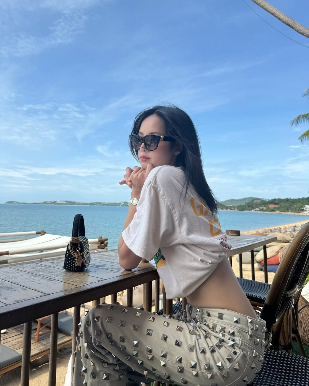 Không thể bỏ qua quần short jeans đính đá, thường được nhấn ở phần túi trước hoặc viền gấu quần, mang lại vẻ “bling” nhẹ nhàng mà vẫn giữ được chất đường phố. Phiên bản mùa mốt năm nay tập trung vào chi tiết vừa đủ, không lạm dụng, để dễ phối với áo phông trắng, blazer oversized hoặc áo lưới trong suốt. Nếu muốn nổi bật nhưng không quá “lấp lánh”, hãy thử váy suông basic đính đá ở viền cổ hoặc thân váy – đủ tinh tế để thu hút ánh nhìn, lại không kén dáng người hay hoàn cảnh sử dụng.