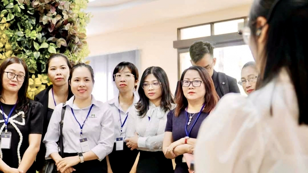 Khi phụ nữ giúp nhau vươn tới thành công Ngoài việc chia sẻ kinh nghiệm, kiến thức, các nữ cố vấn còn tạo điều kiện để thế hệ trẻ học tập từ thực tế thông qua các buổi tham quan nhà máy, tập huấn… - Nguồn ảnh: Câu lạc bộ Hawee Mentoring