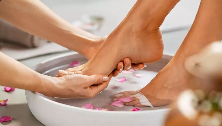 Dầu dừa còn là trợ thủ đắc lực trong việc dưỡng gót chân nứt nẻ, thô ráp. Chỉ cần thoa một lớp dầu dừa lên gót chân đặc biệt là những vùng da bị khô nứt sau đó mang vớ mỏng đi ngủ, sáng hôm sau gót chân sẽ mềm mịn rõ rệt. Dầu dừa giúp cấp ẩm làm mềm da và phục hồi những vùng da chai sần khi kiên nhẫn thực hiện mỗi tối bạn sẽ cảm nhận được sự khác biệt chỉ sau một vài tuần. 