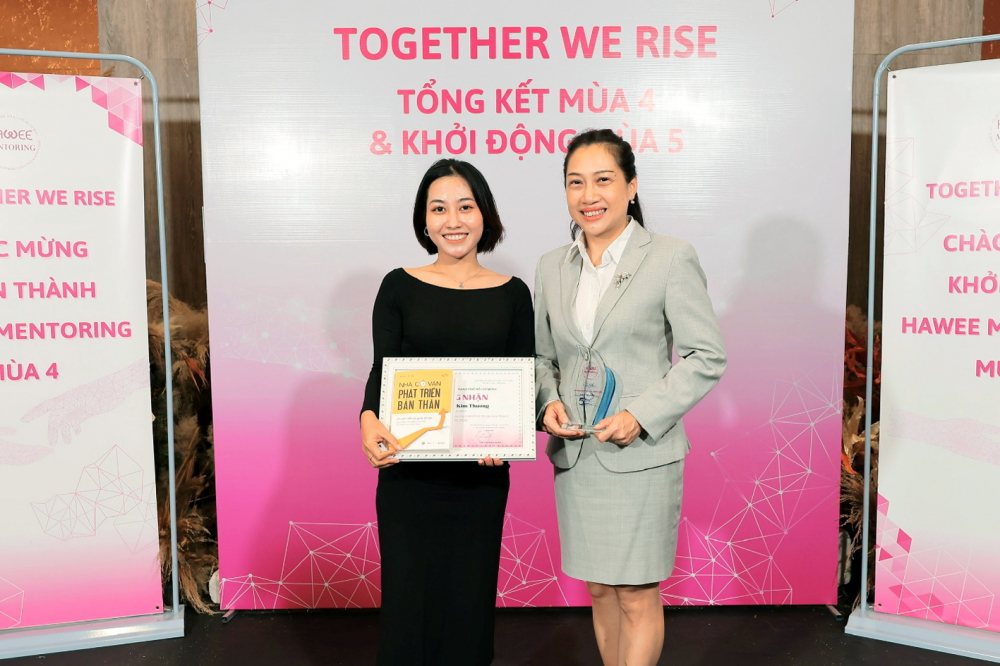 Khi phụ nữ giúp nhau vươn tới thành công Chị Thông Thị Kim Thương (bìa trái) và người cố vấn của chị - Ảnh do nhân vật cung cấp