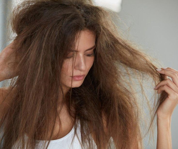 Lợi ích đầu tiên của dầu dừa chính là khả năng cung cấp độ ẩm sâu cho tóc. Dầu dừa thẩm thấu vào cấu trúc tóc, giúp phục hồi tóc khô, hư tổn do tẩy nhuộm, kích thích tóc mọc nhanh hơn. Dầu dừa cũng giúp tóc bóng mượt, chắc khỏe từ gốc đến ngọn. Nhờ hàm lượng vitamin E và axit lauric, dầu dừa giúp bảo vệ tóc khỏi các tác động của môi trường như ánh nắng, khói bụi và các hóa chất từ sản phẩm tạo kiểu tóc.
