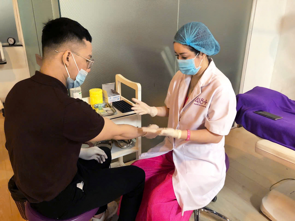 Từ chữ hiếu đến hành trình trẻ hóa nhan sắc Việt Doanh nhân Karen Trần đang tư vấn cho khách hàng - Ảnh do nhân vật cung cấp