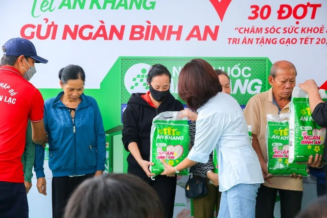 Trong nhiều năm qua, An Khang liên tục thực hiện các chương trình chăm sóc sức khỏe cộng đồng, cấp phát dược phẩm, tặng gạo miễn phí cho người dân - Ảnh: Nhà thuốc An Khang